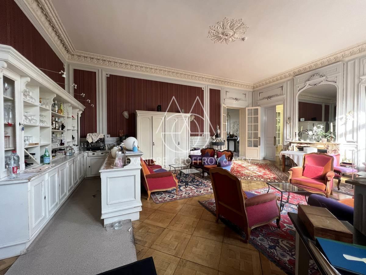 Rare hôtel particulier du XIX ème avec dépendances, 2000 M² sur un parc de 4700 m² en ville !!