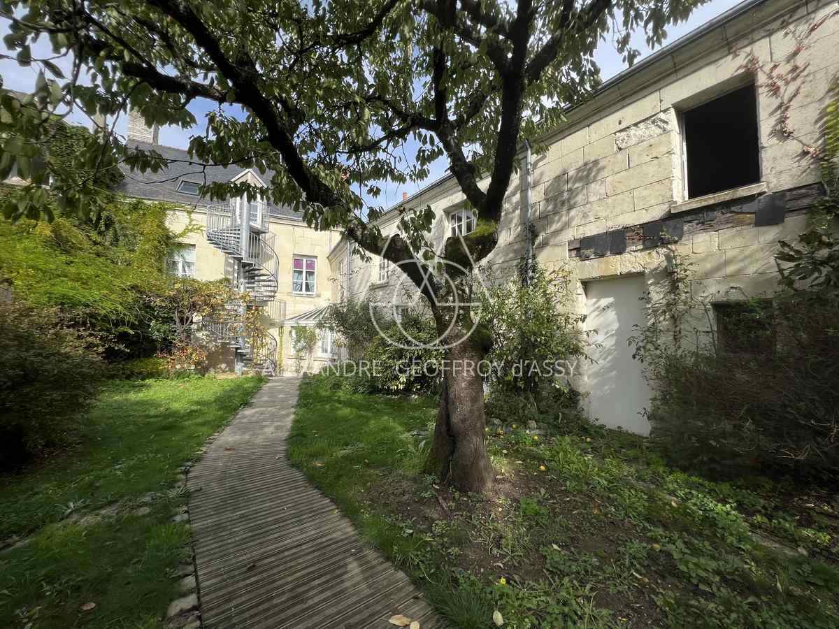 Rare hôtel particulier du XIX ème avec dépendances, 2000 M² sur un parc de 4700 m² en ville !!