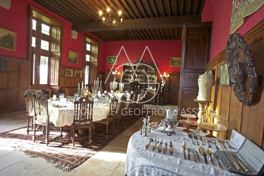 Château du XVII eme situe à 25 min de Limoges sur a magnifique plan d'eau et un parc de 27ha