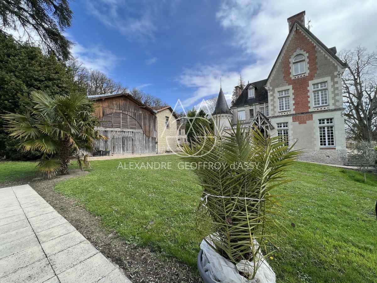 Château 1890 dans la Vienne avec nombreuses dépendances et box à chevaux sur 25 hectares