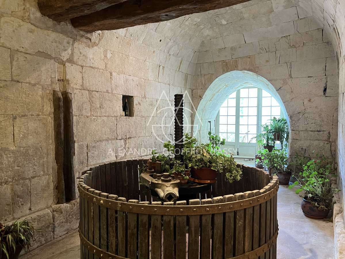 Château 1890 dans la Vienne avec nombreuses dépendances et box à chevaux sur 25 hectares