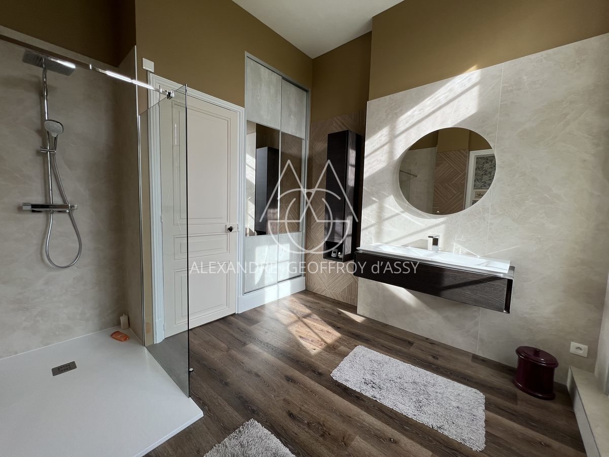 Château 1890 dans la Vienne avec nombreuses dépendances et box à chevaux sur 25 hectares