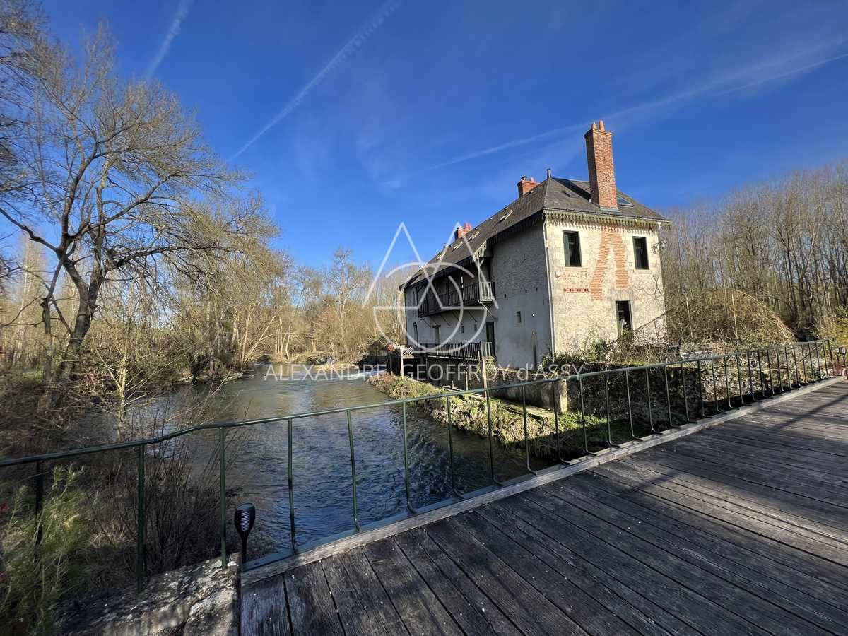 EXTRAORDINAIRE MOULIN DU XIX° 700M² HAB. sur 1.4 Hectares en bord de rivière.