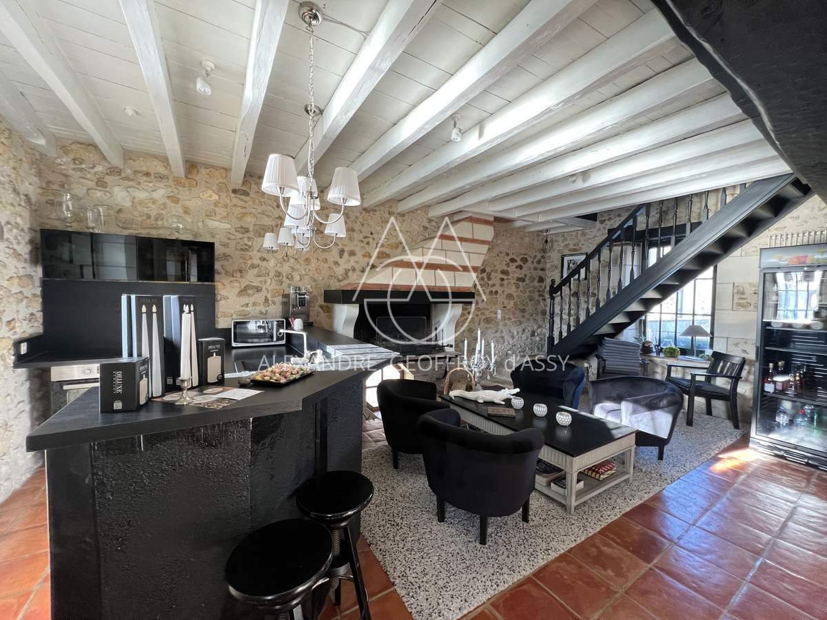 EXTRAORDINAIRE MOULIN DU XIX° 700M² HAB. sur 1.4 Hectares en bord de rivière.