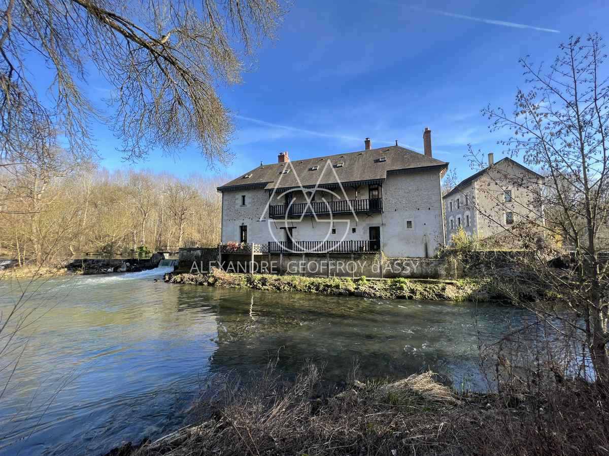 EXTRAORDINAIRE MOULIN DU XIX° 700M² HAB. sur 1.4 Hectares en bord de rivière.