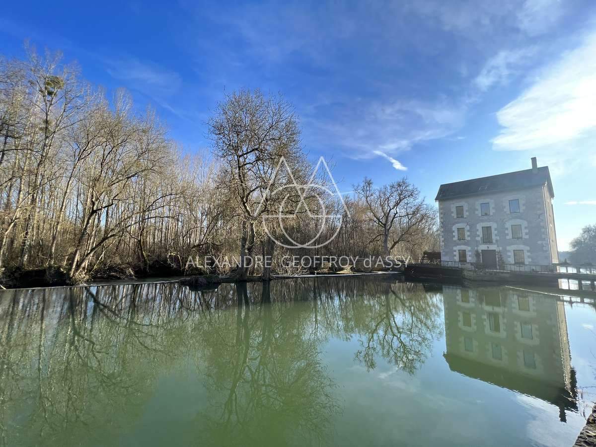 EXTRAORDINAIRE MOULIN DU XIX° 700M² HAB. sur 1.4 Hectares en bord de rivière.