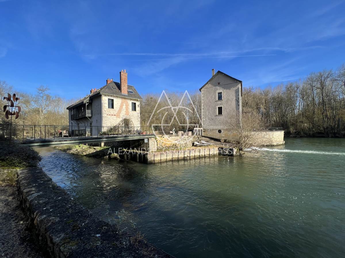 EXTRAORDINAIRE MOULIN DU XIX° 700M² HAB. sur 1.4 Hectares en bord de rivière.