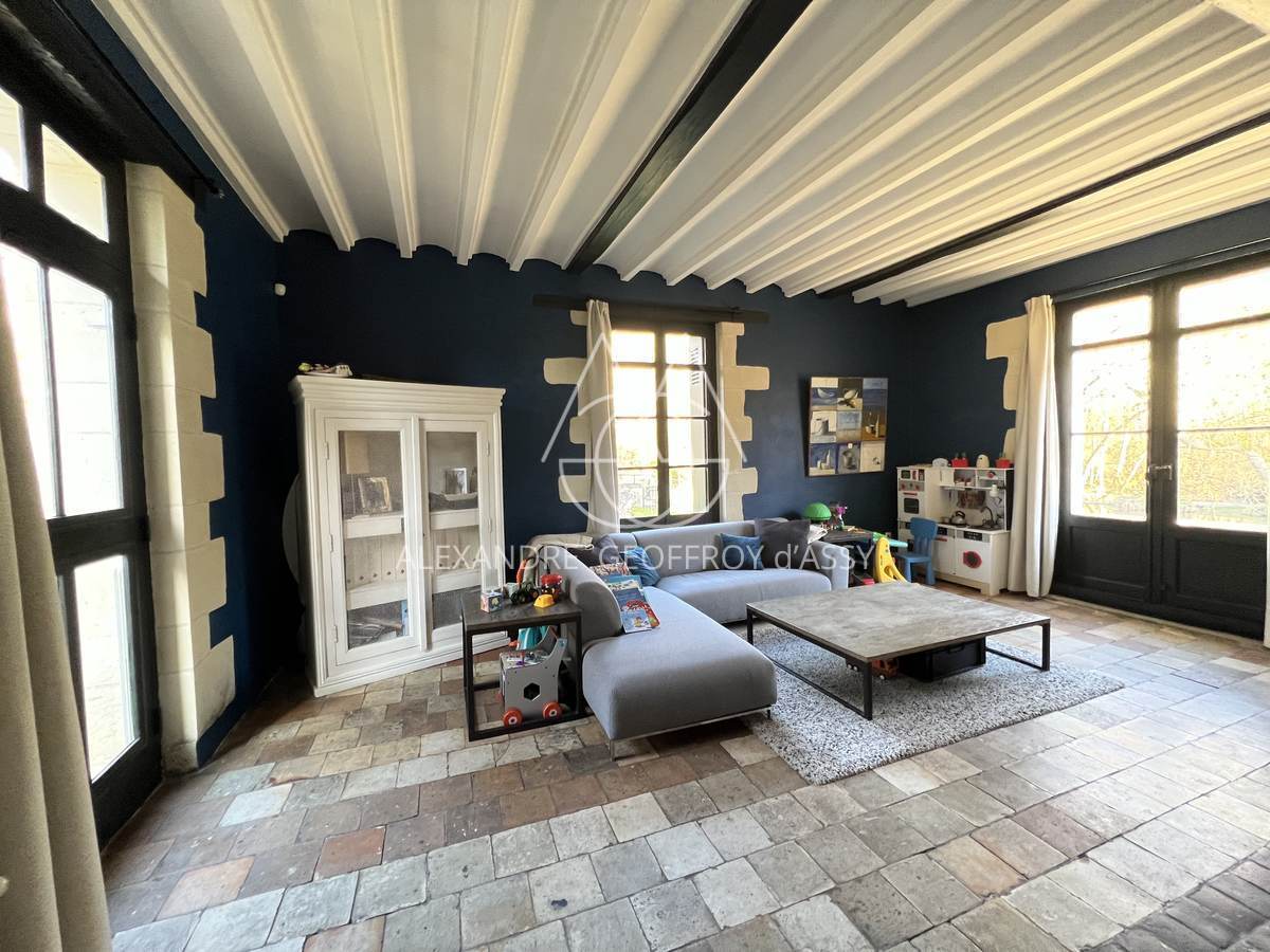 EXTRAORDINAIRE MOULIN DU XIX° 700M² HAB. sur 1.4 Hectares en bord de rivière.