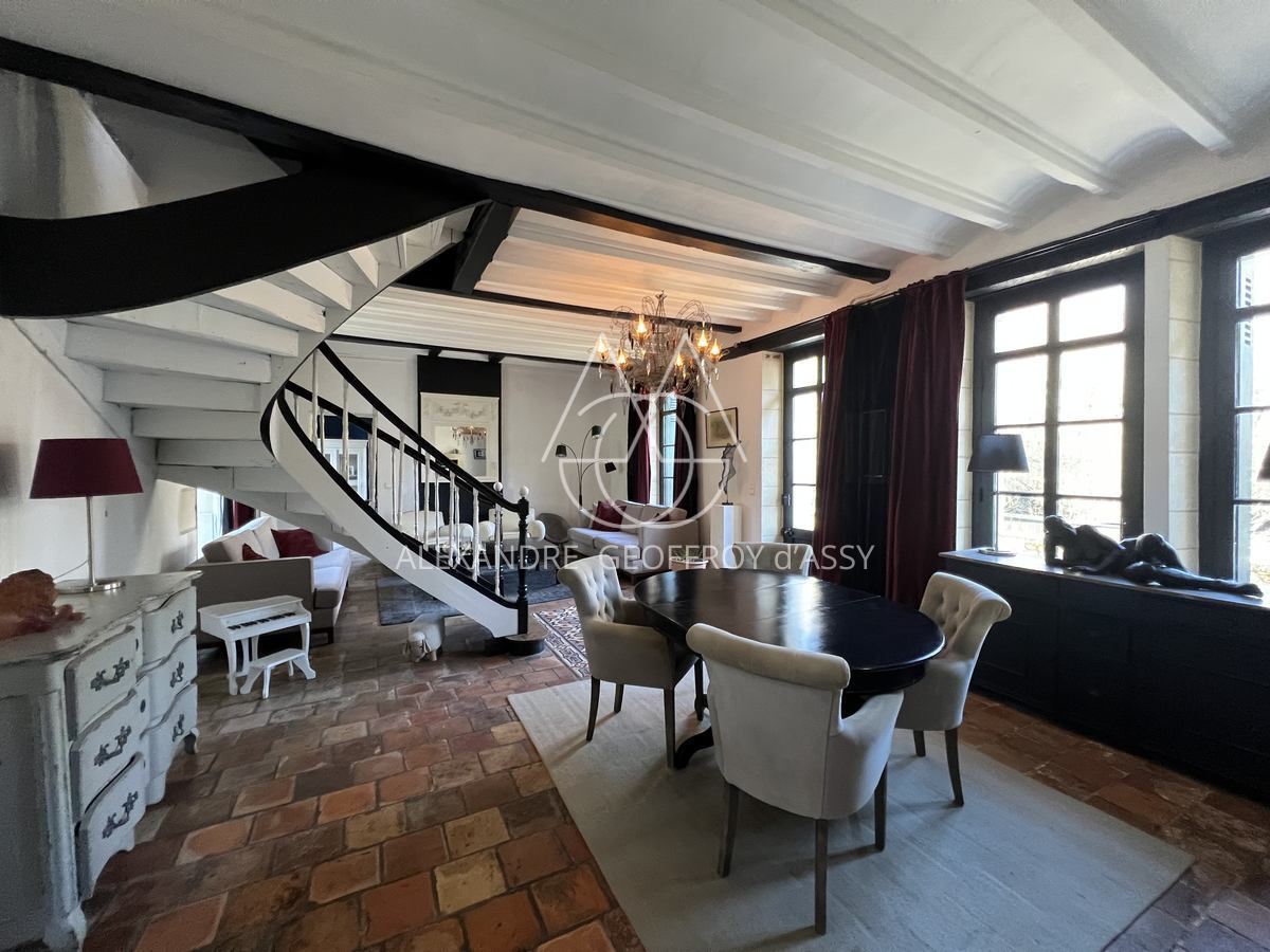 EXTRAORDINAIRE MOULIN DU XIX° 700M² HAB. sur 1.4 Hectares en bord de rivière.