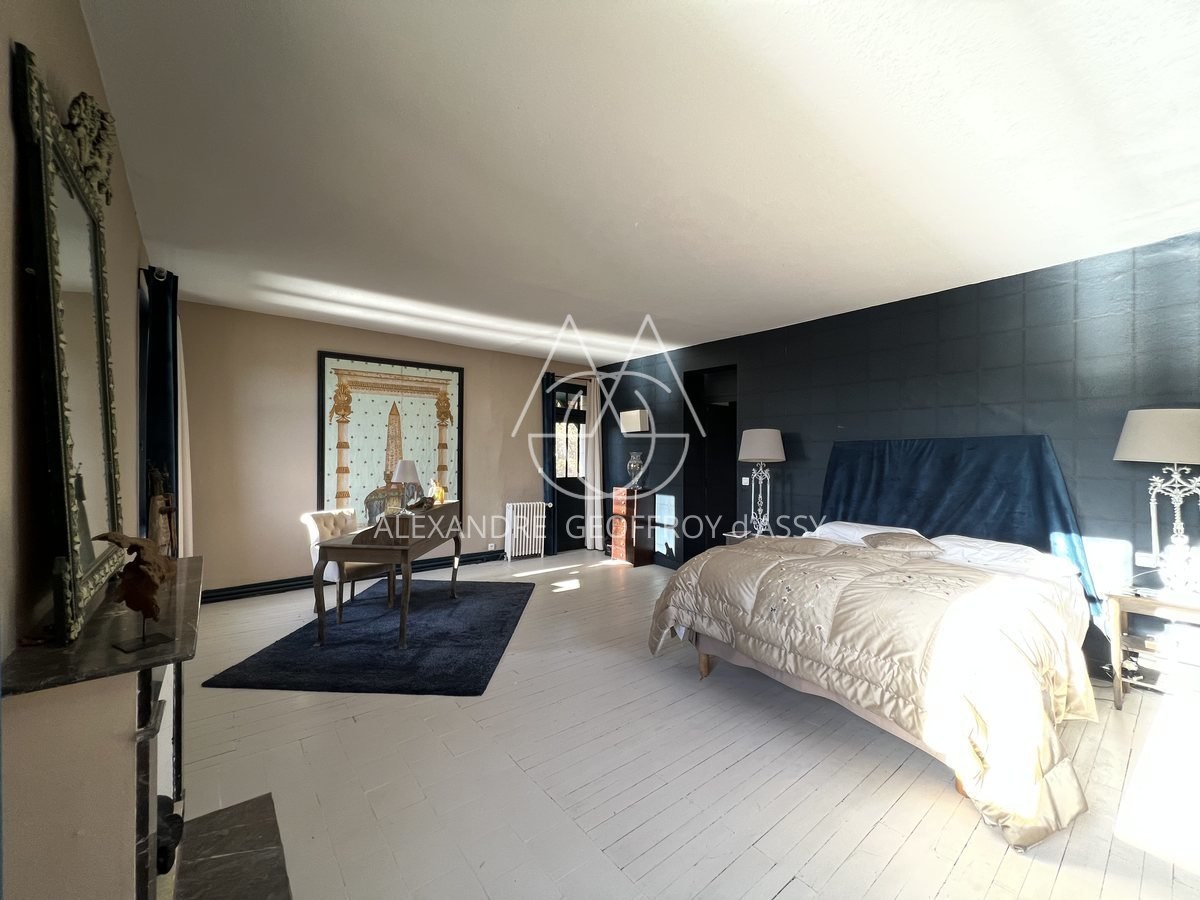 EXTRAORDINAIRE MOULIN DU XIX° 700M² HAB. sur 1.4 Hectares en bord de rivière.