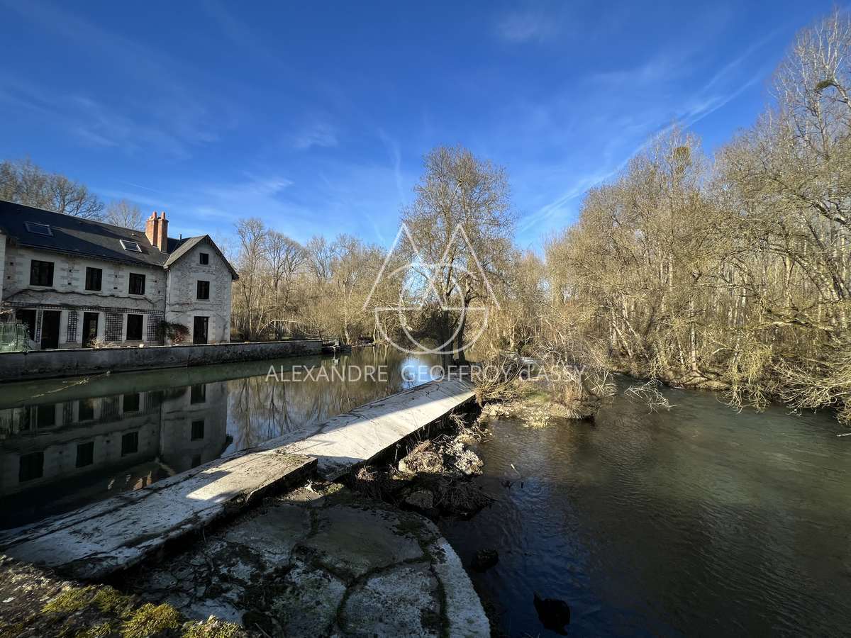 EXTRAORDINAIRE MOULIN DU XIX° 700M² HAB. sur 1.4 Hectares en bord de rivière.