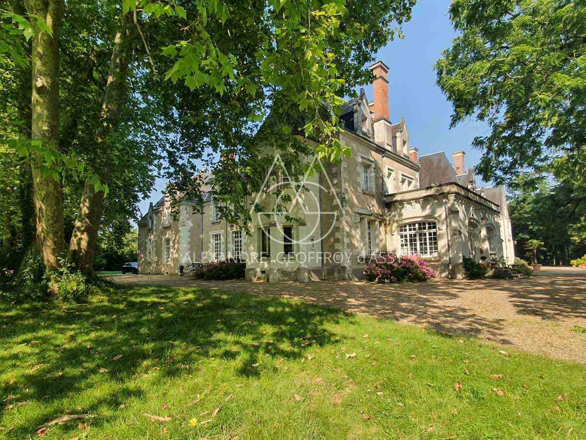 Chateau XVe et XVIe - 30 pièces - 1550m² - 41 Ha