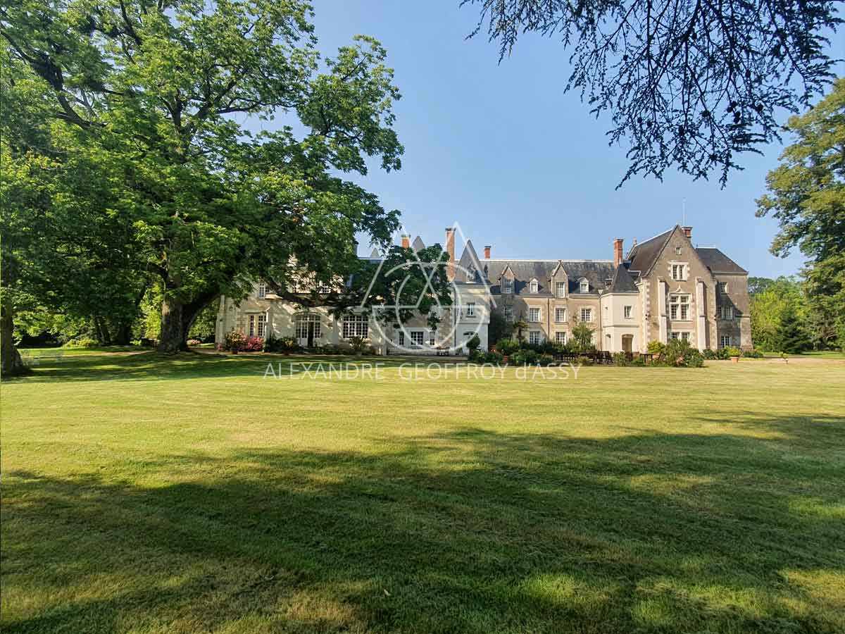 Chateau XVe et XVIe - 30 pièces - 1550m² - 41 Ha