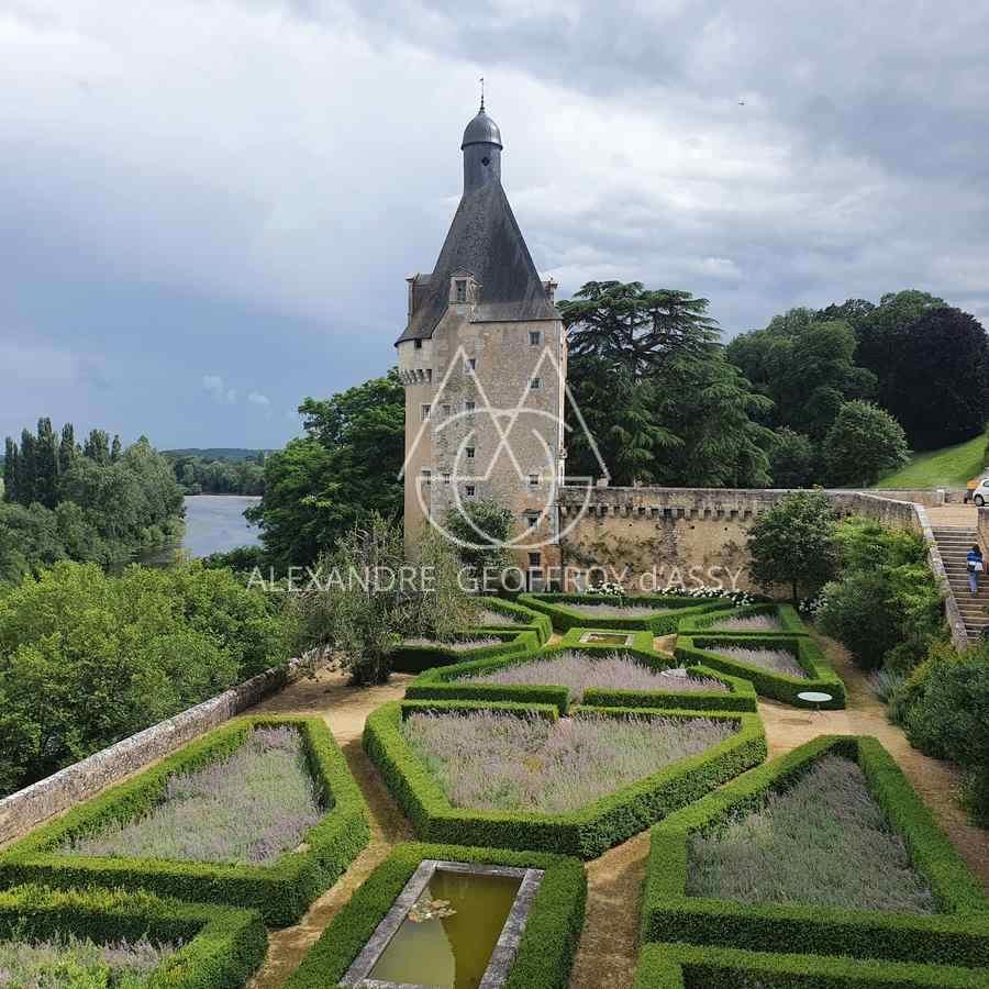 Château du XVIe siècle à couper le souffle, entièrement restauré sur 62 hectares.