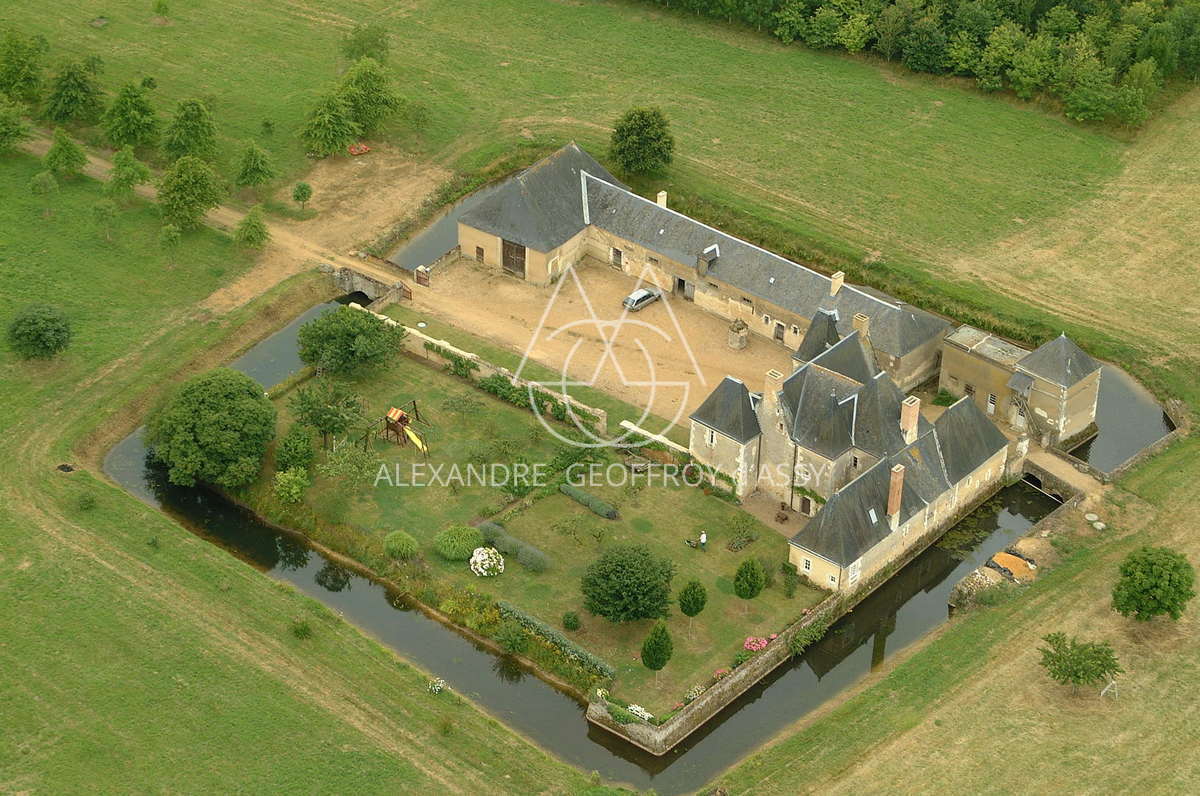 A vendre authentique château du XVI et XVIIIème