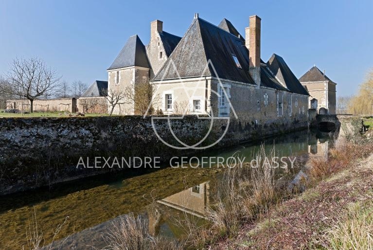 A vendre authentique château du XVI et XVIIIème