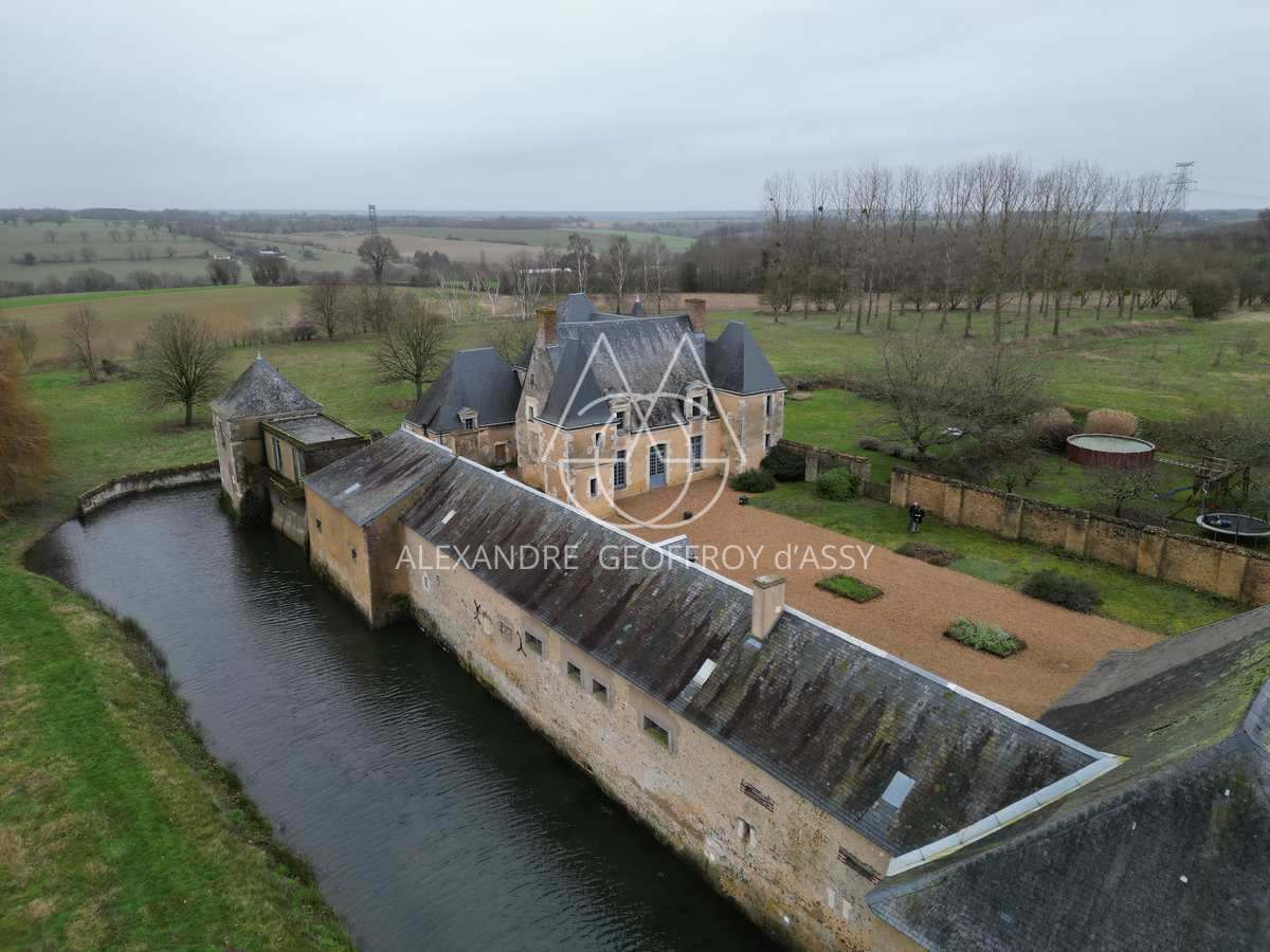 A vendre authentique château du XVI et XVIIIème