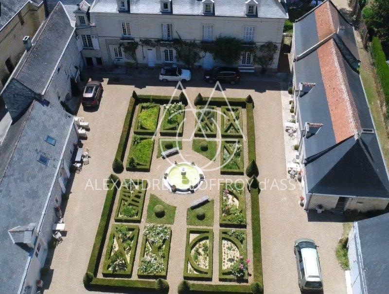 Sublime demeure du XVII et XVIII° entre Chinon et Tours en plein cœur d'une zone touristique et viticole.