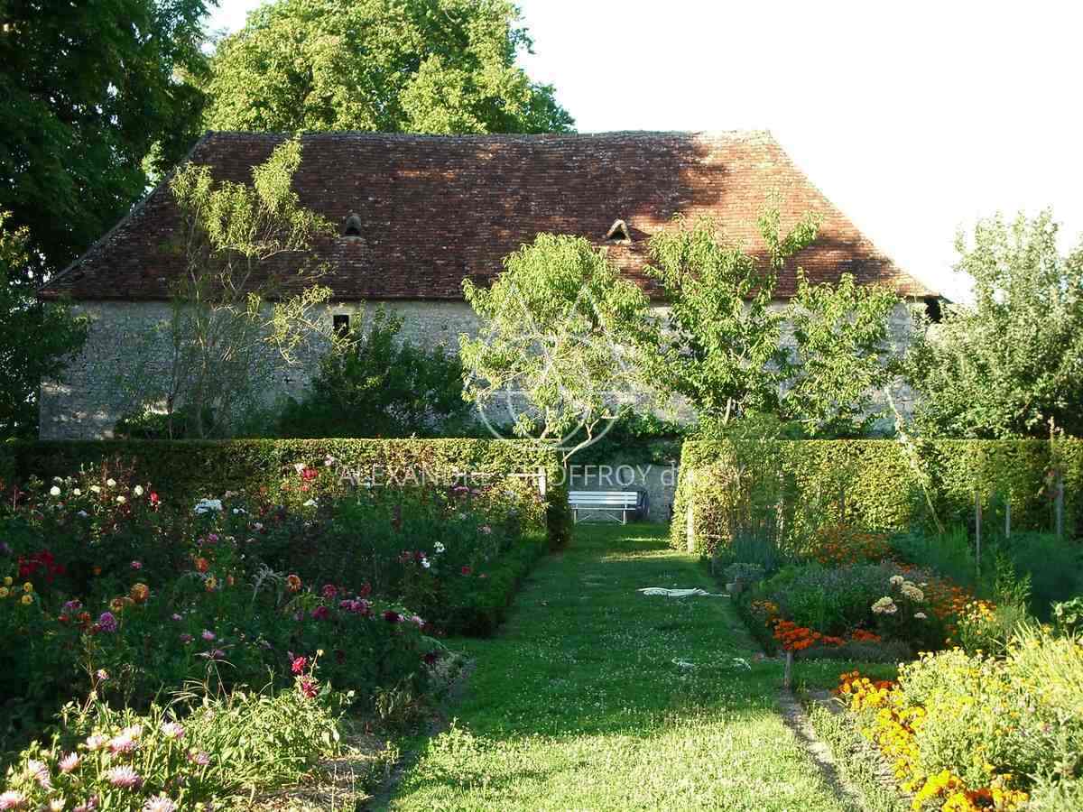 CHATEAU A VENDRE véritable joyau du XVème proche de La Roche Posay