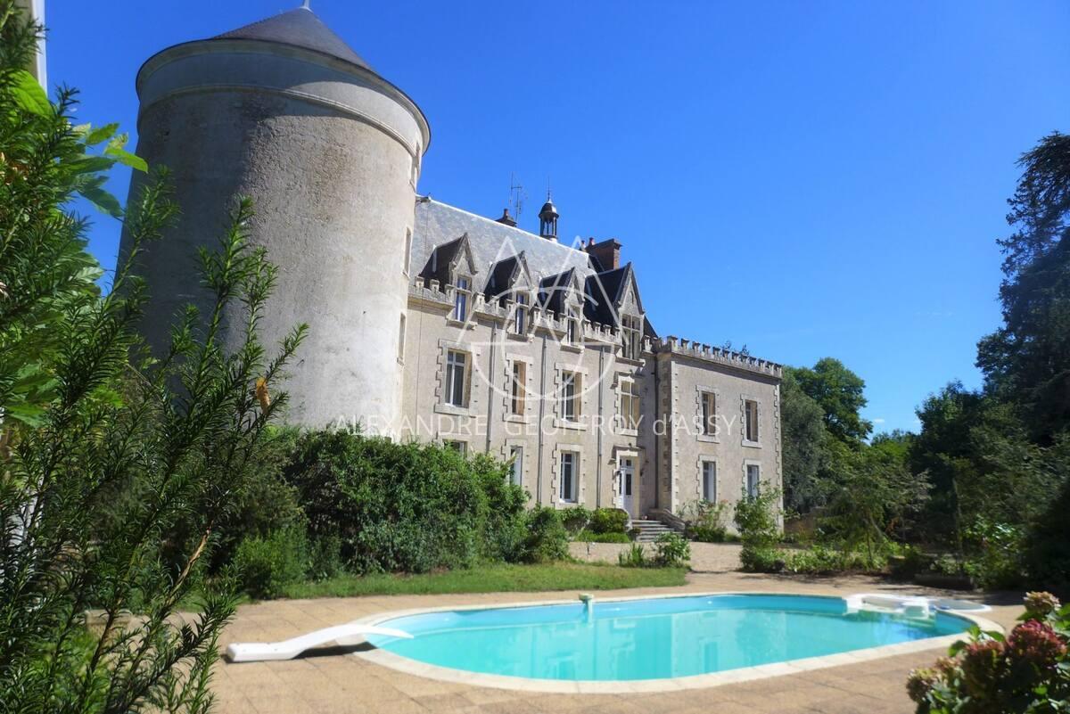 Charmant petit château surplombant la rivière au coeur la Brenne
