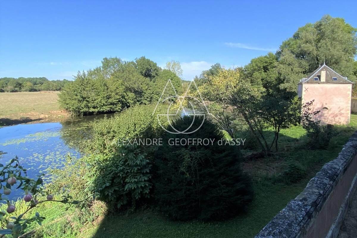 Charmant petit château surplombant la rivière au coeur la Brenne
