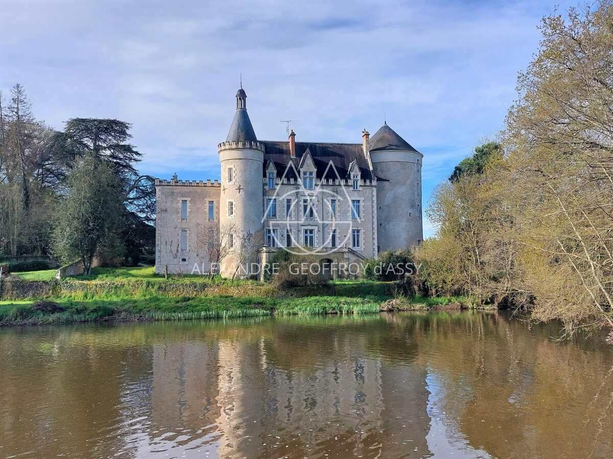 Charmant petit château surplombant la rivière au coeur la Brenne