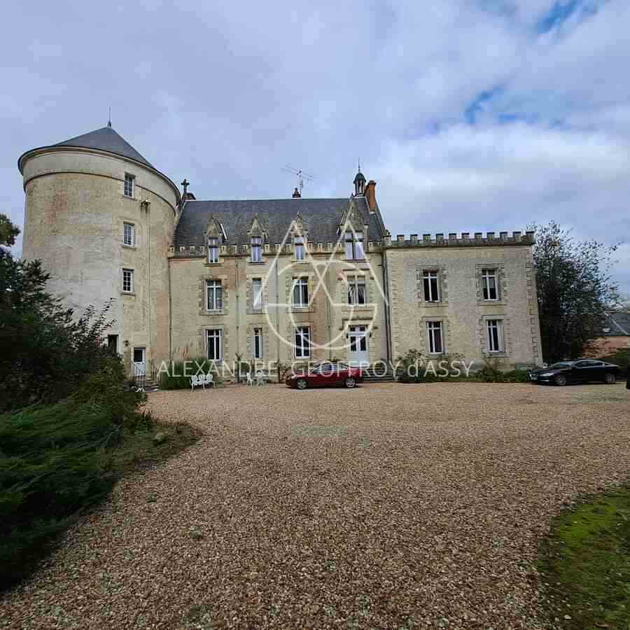 Charmant petit château surplombant la rivière au coeur la Brenne