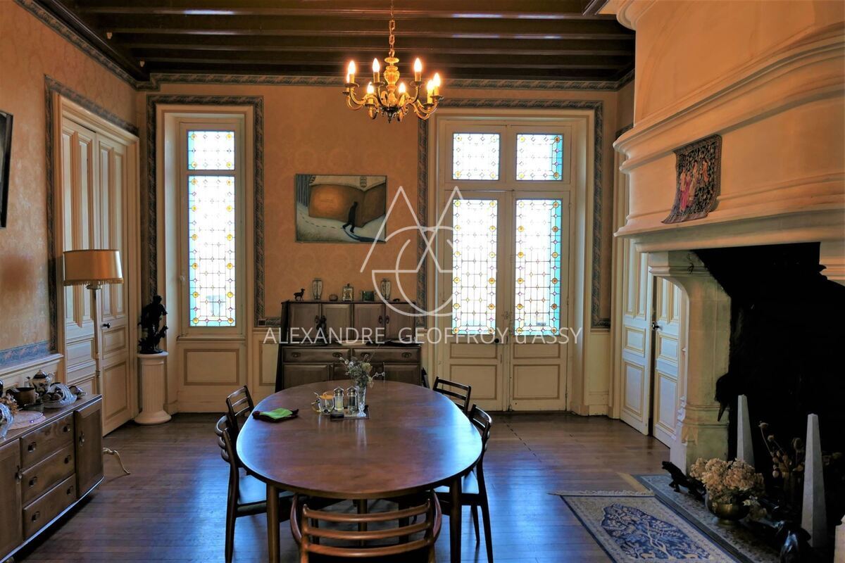 Charmant petit château surplombant la rivière au coeur la Brenne