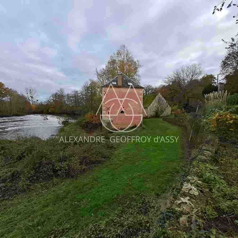 Charmant petit château surplombant la rivière au coeur la Brenne