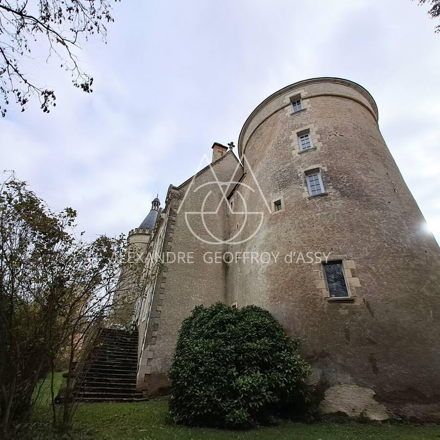 Charmant petit château surplombant la rivière au coeur la Brenne