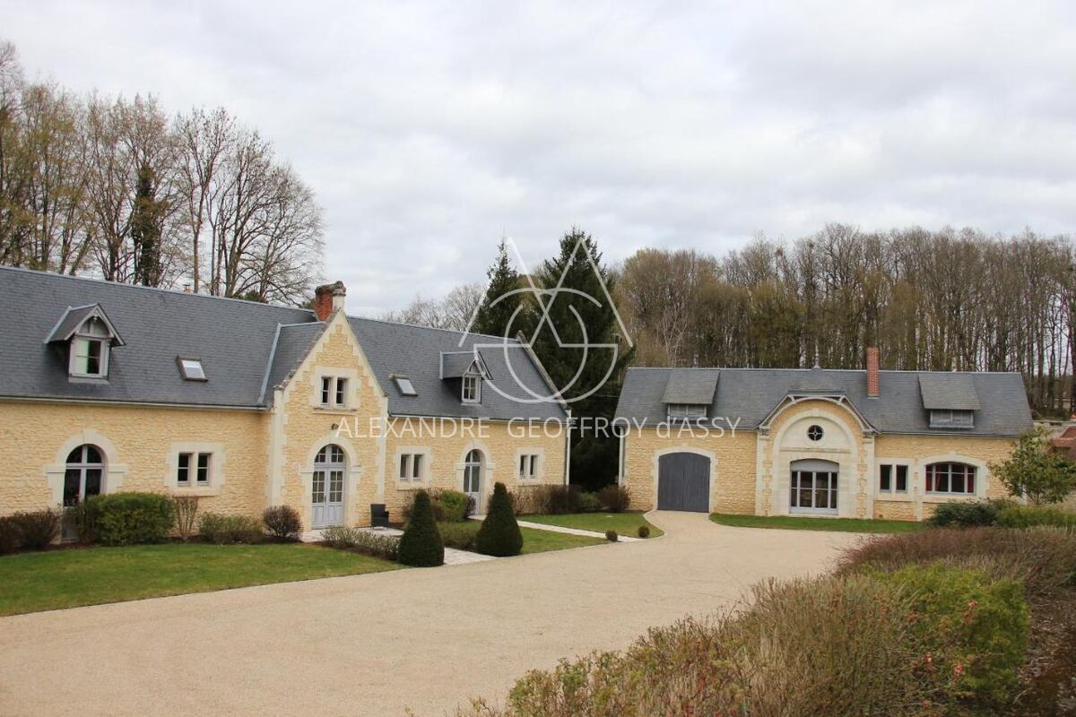 A vendre fabuleux Château Renaissance sur un domaine de 26 hectares