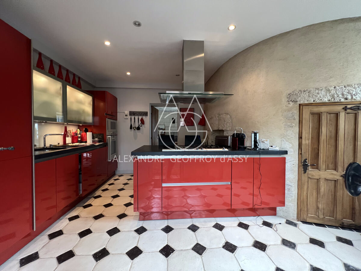 Exceptionnel manoir du XVème entièrement restauré, piscine intérieur, ascenseur