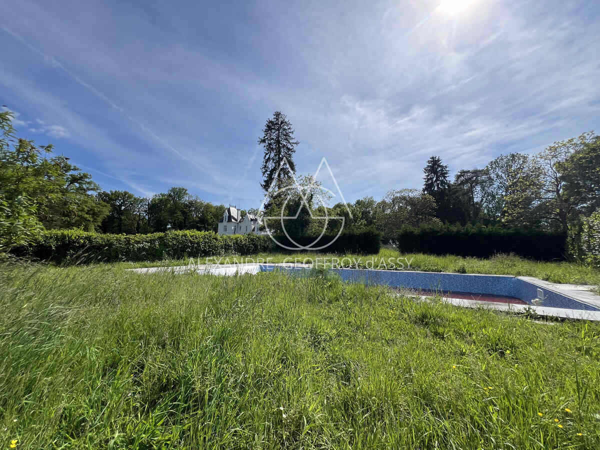 CHÂTEAU DU XIXème dans un écrin de verdure proche de LOCHES
