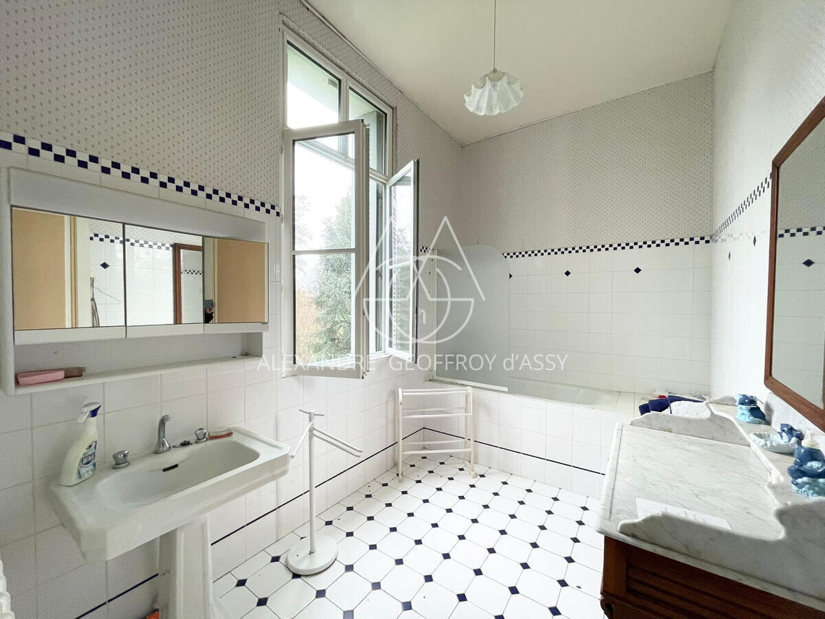 MANOIR DU XIXème avec plusieurs salles de séminaires sur un parc de 20 hectares, zone trés touristique