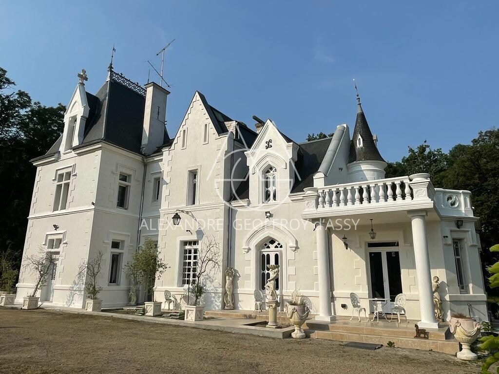CHÂTEAU DU XIXème dans un écrin de verdure proche de LOCHES