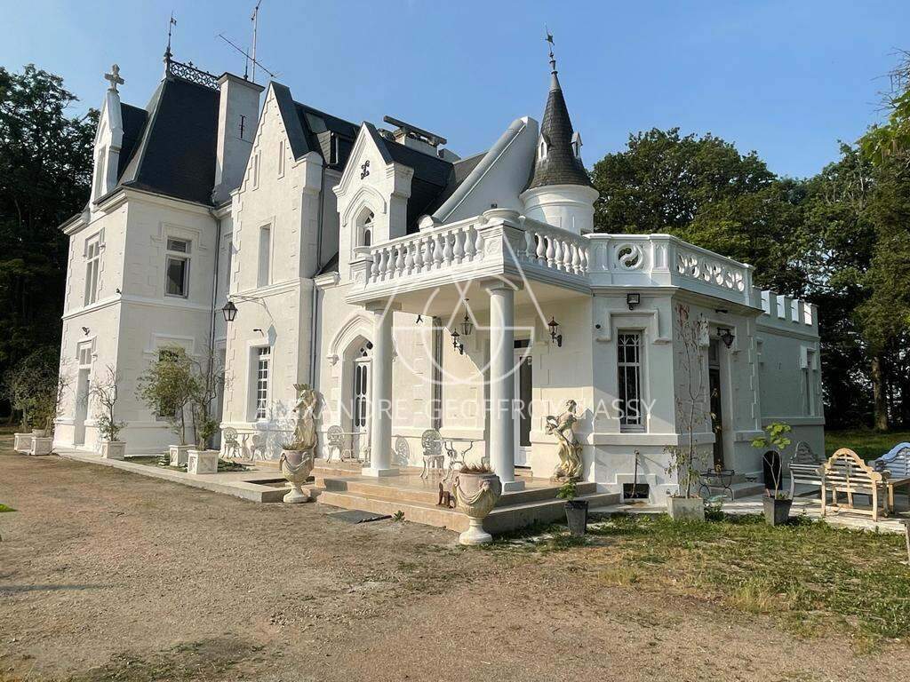 CHÂTEAU DU XIXème dans un écrin de verdure proche de LOCHES