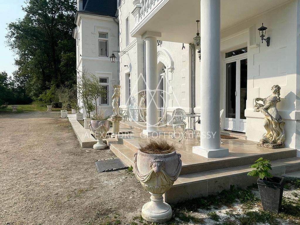 CHÂTEAU DU XIXème dans un écrin de verdure proche de LOCHES