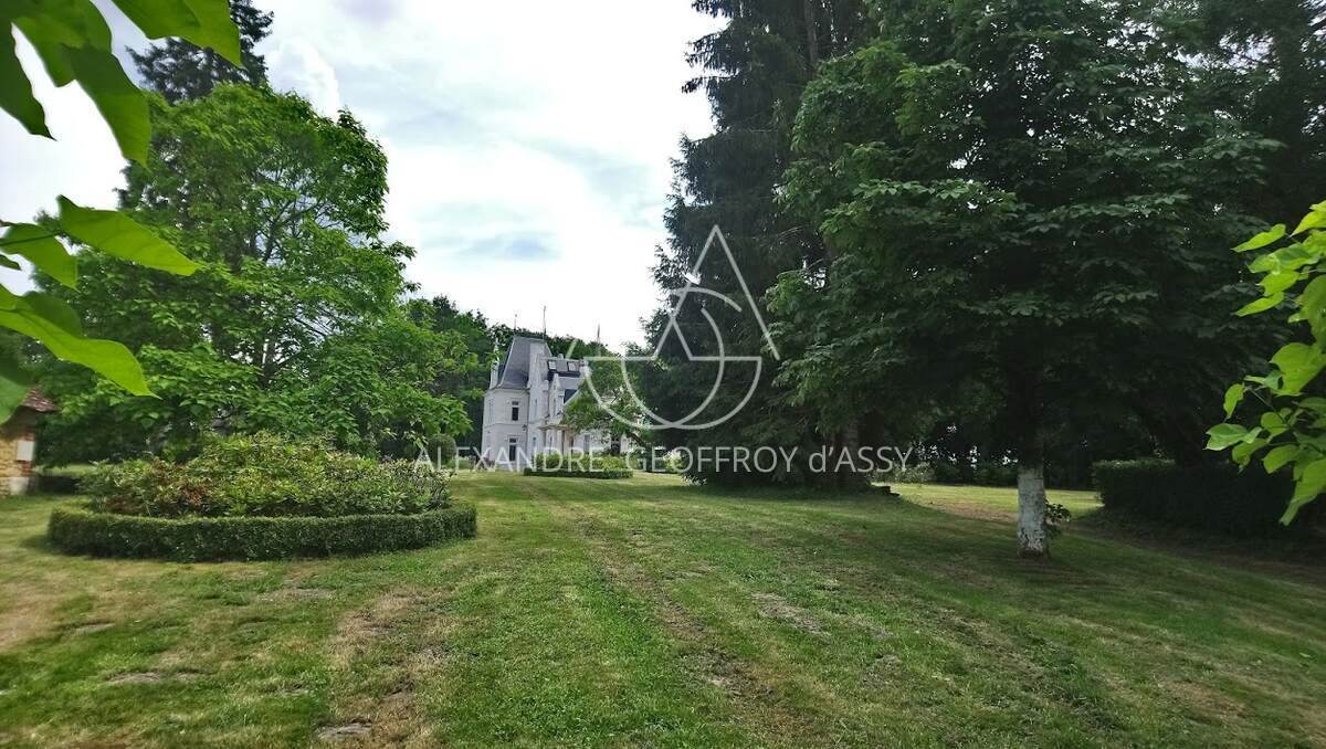 CHÂTEAU DU XIXème dans un écrin de verdure proche de LOCHES