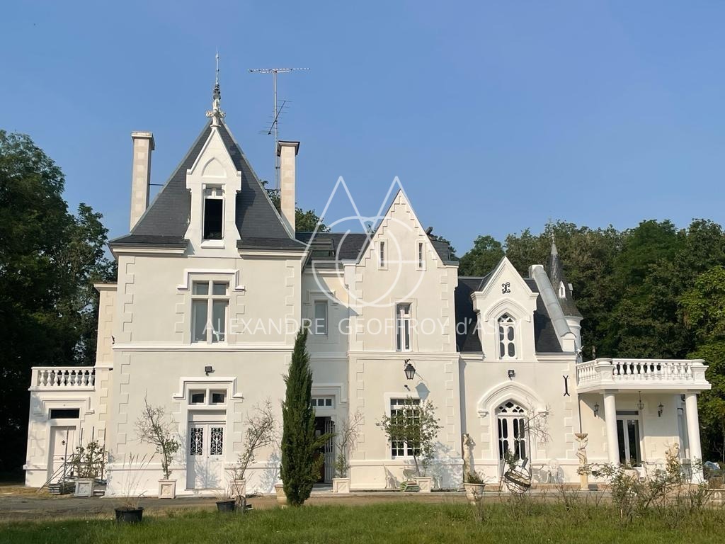 CHÂTEAU DU XIXème dans un écrin de verdure proche de LOCHES