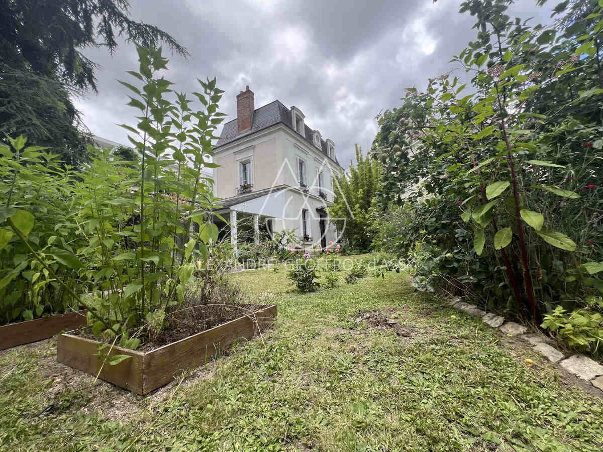 Saint Cyr sur LOIRE à 5 minutes du centre de TOURS maison XIXème 220 M2 avec jardin et garage