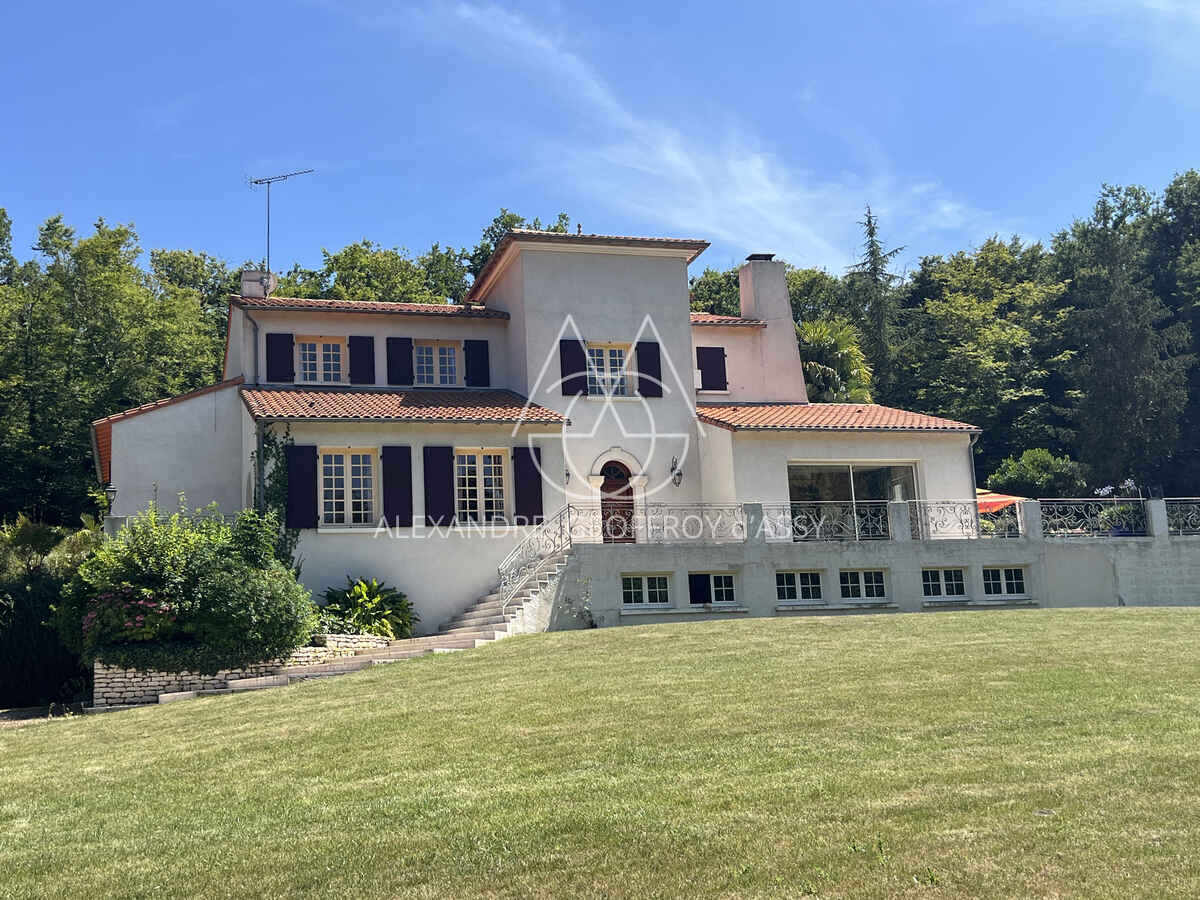 PROCHE DE POITIERS CENTRE  Maison contemporaine avec vu imprenable, son parc et son étang
