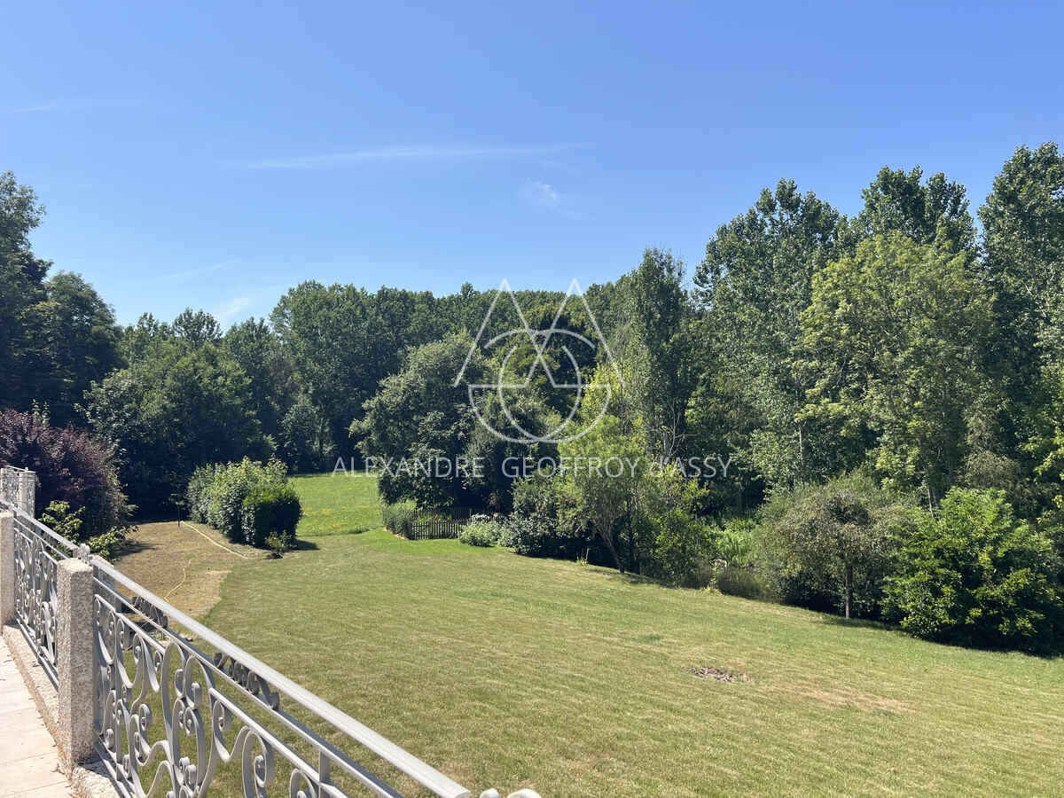 PROCHE DE POITIERS CENTRE  Maison contemporaine avec vu imprenable, son parc et son étang