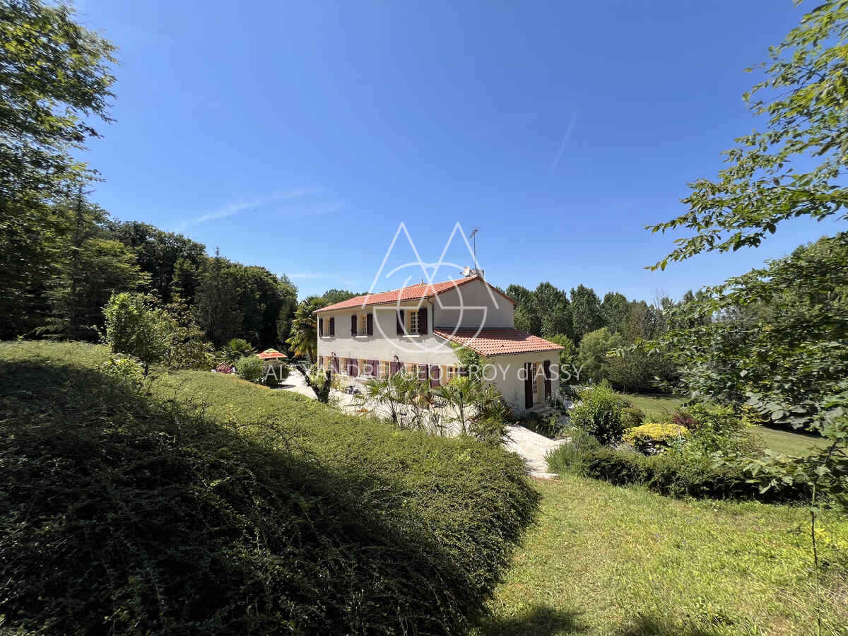 PROCHE DE POITIERS CENTRE  Maison contemporaine avec vu imprenable, son parc et son étang