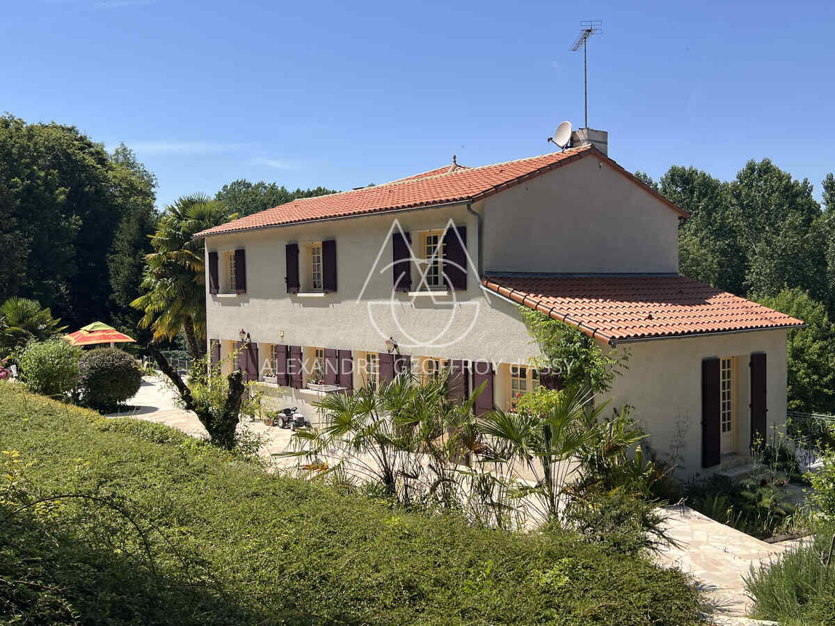 PROCHE DE POITIERS CENTRE  Maison contemporaine avec vu imprenable, son parc et son étang