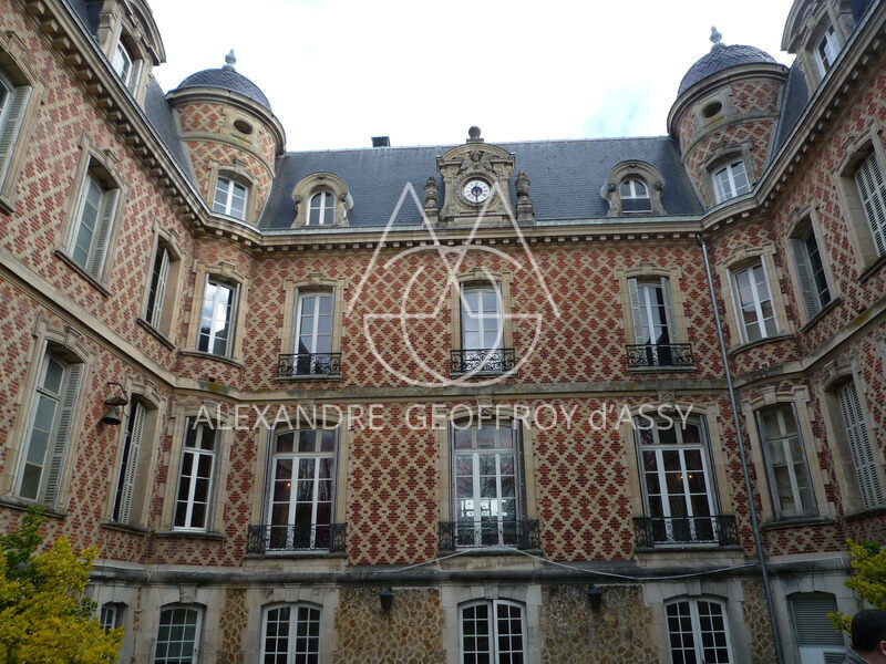 EN REGION PARISIENNE CHATEAU de 4453 M2 IDEAL POUR PROJET HOTELIER