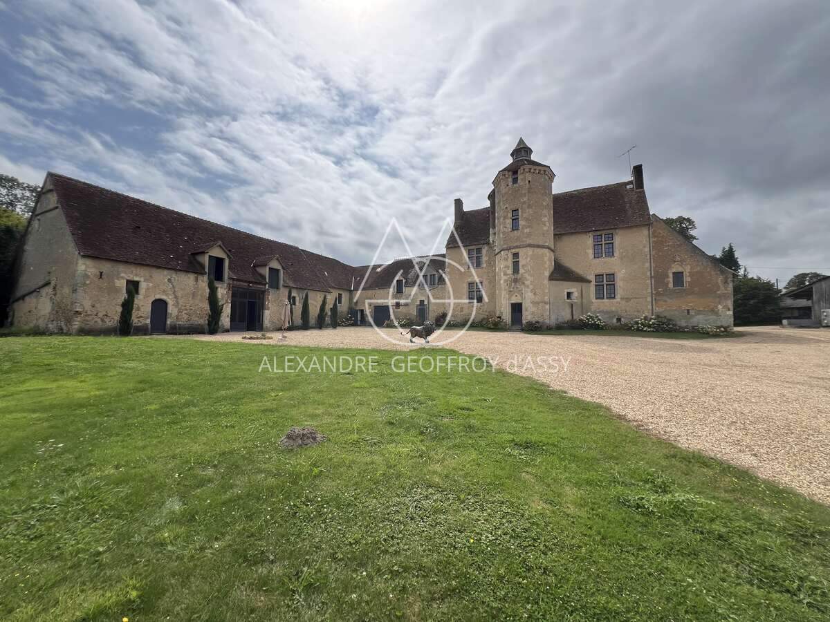 A 1H50 de PARIS impressionnant ensemble immobilier du XV et XIXème