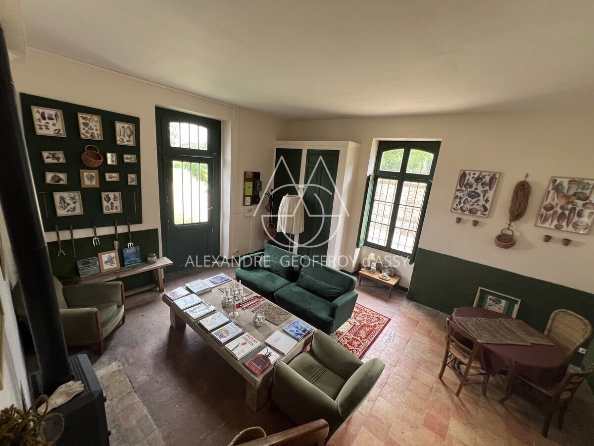 A 1H50 de PARIS impressionnant ensemble immobilier du XV et XIXème