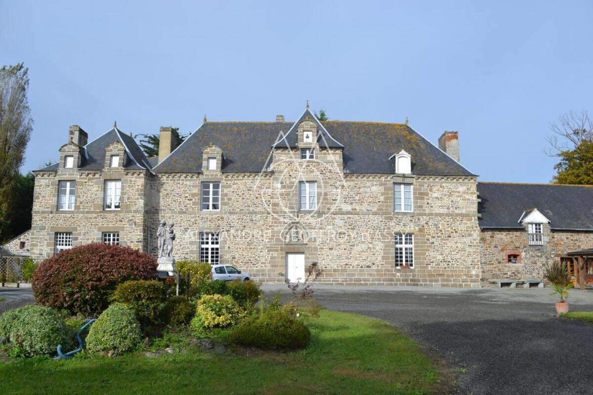CHATEAU XVII ème AVEC CAMPINC PROCHE DE SAINT MALO