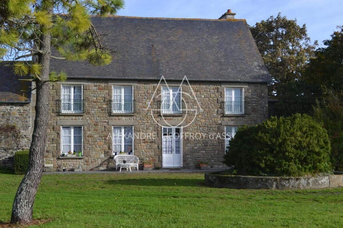 CHATEAU XVII ème AVEC CAMPINC PROCHE DE SAINT MALO