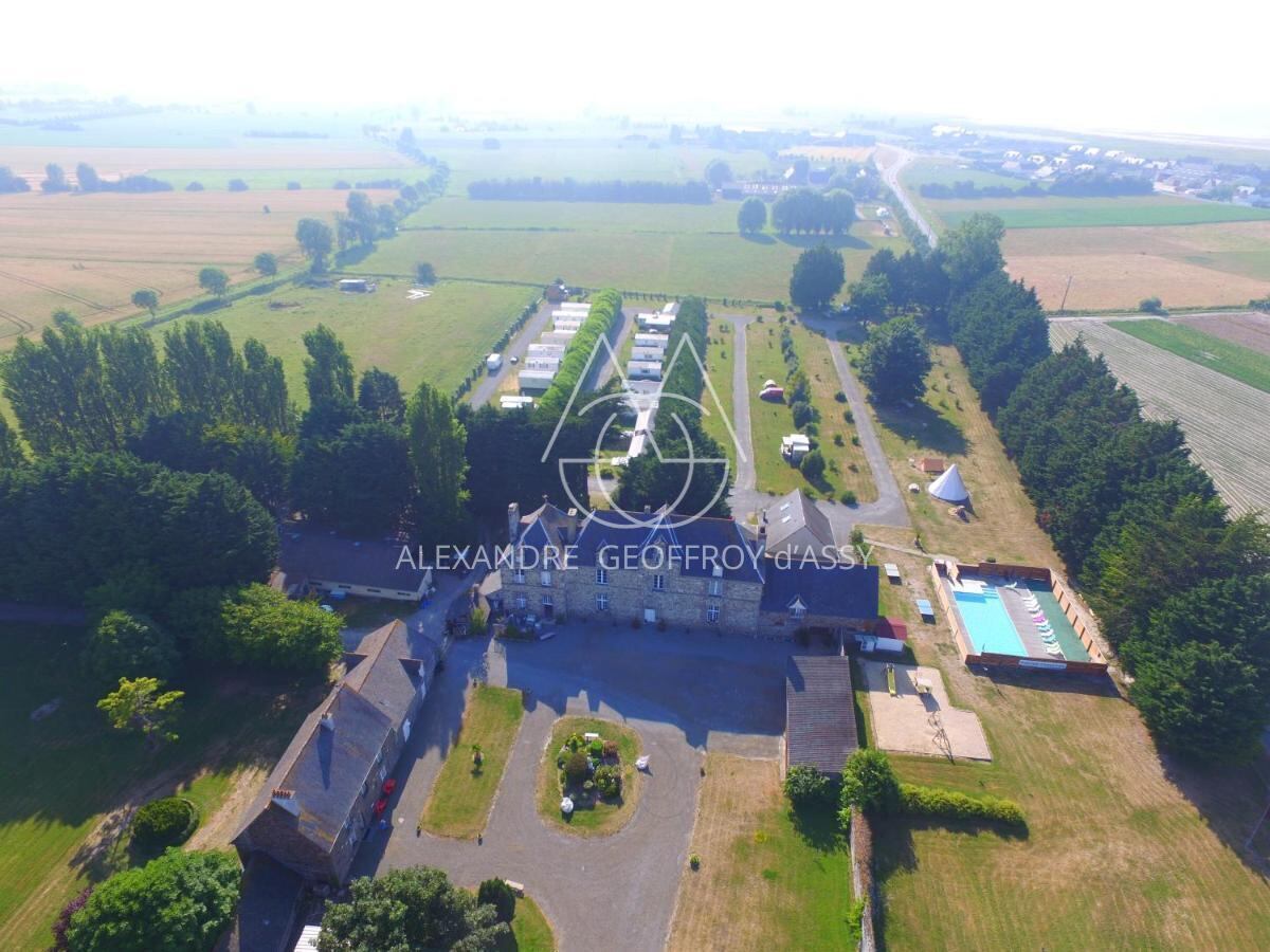 CHATEAU XVII ème AVEC CAMPINC PROCHE DE SAINT MALO